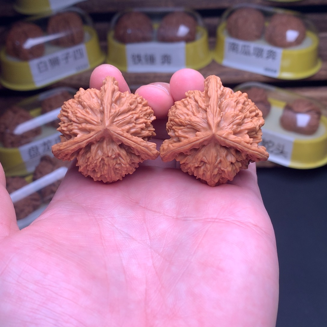 文玩核桃吊坠盘龙虎头