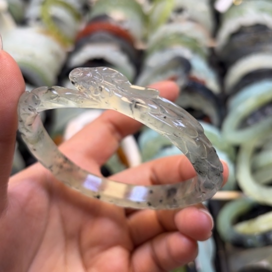 蛇纹石玉手镯未镶嵌正***绒