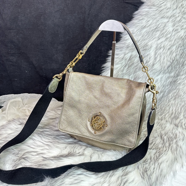 95新 LOEWE/罗意威 珠光色雕花手提斜挎包