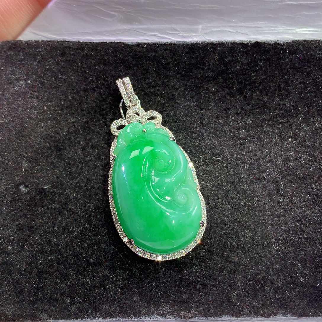 翡翠18K金镶嵌吊坠(赠链)