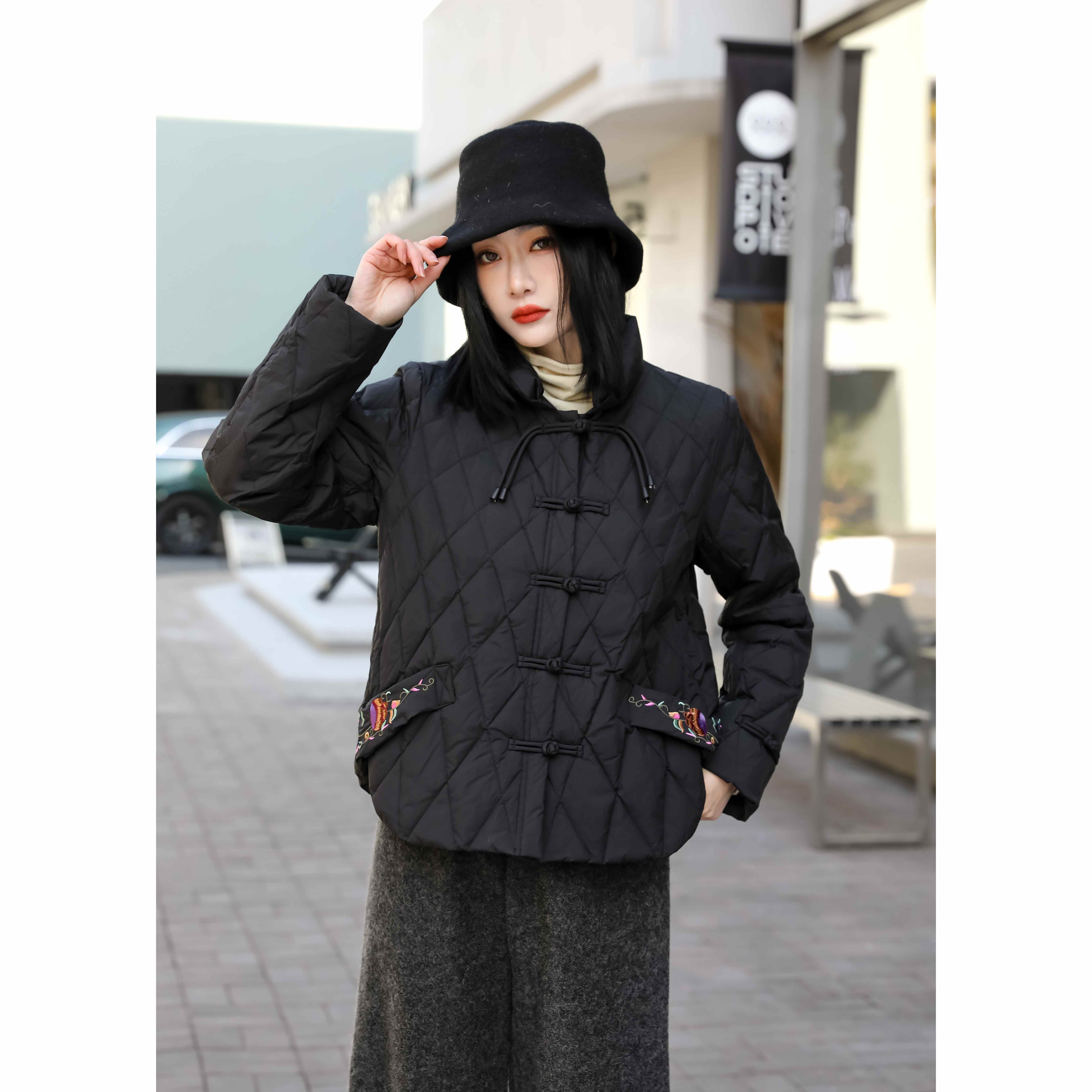  断码羽绒服孤品 菱形格小A刺绣外套