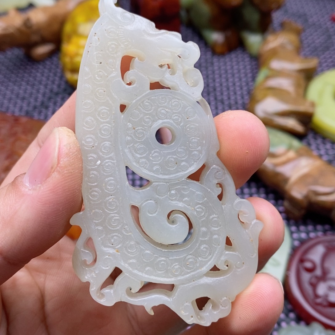 蛇纹石玉颈饰未镶嵌