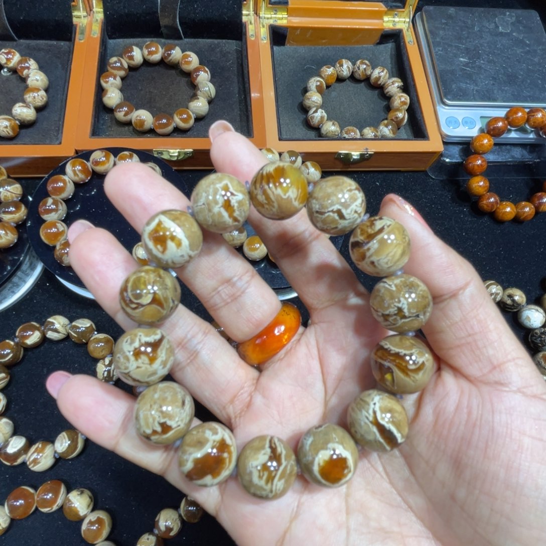 琥珀未镶嵌手串溶洞15