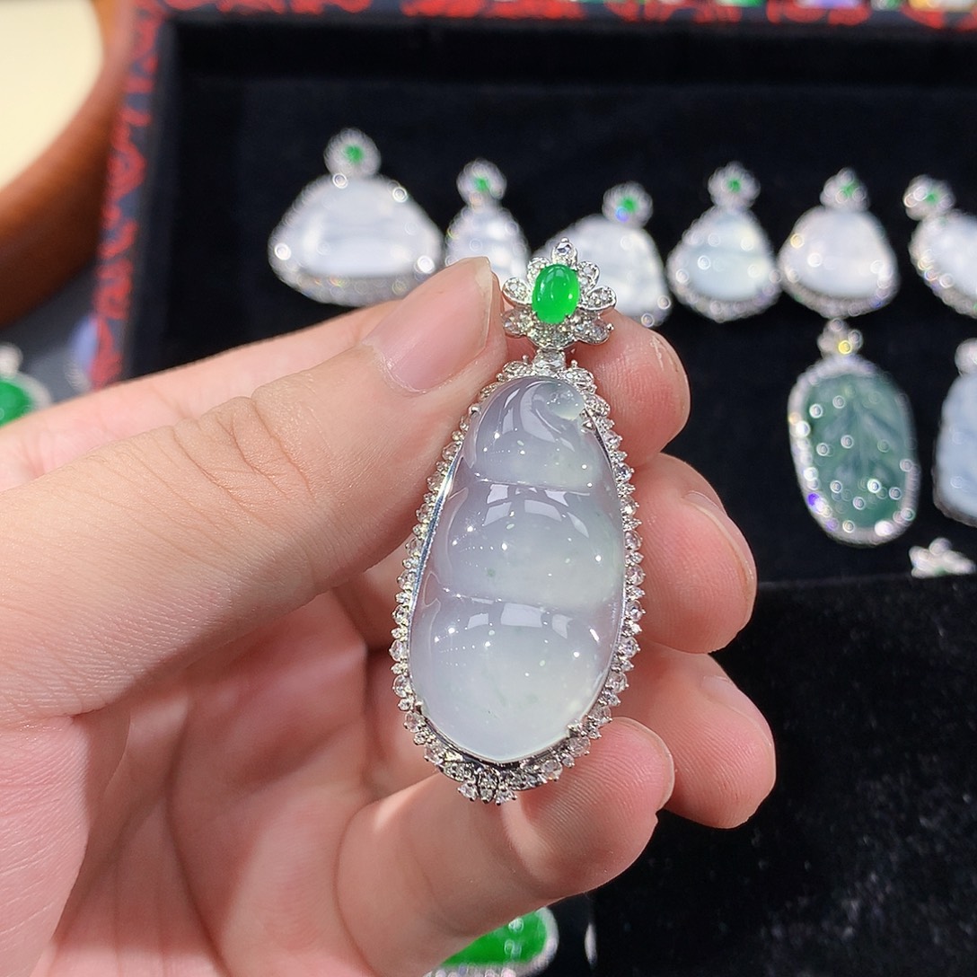 翡翠18K金镶嵌颈饰