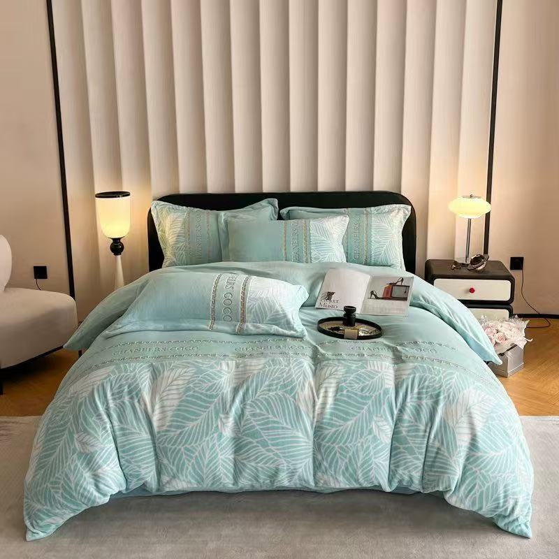 芭蕉叶刺绣雕花绒四件套-天空蓝