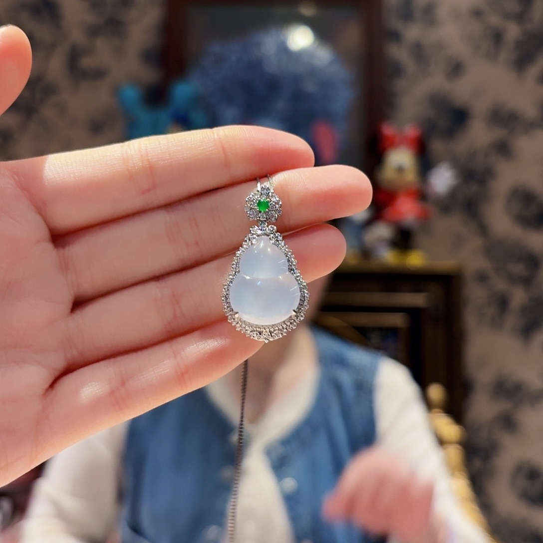 翡翠18K金镶嵌吊坠(赠链)