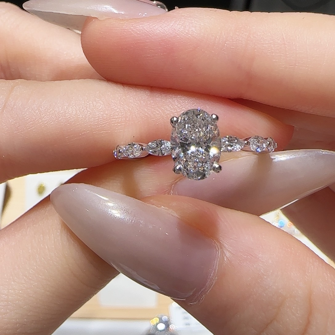 18K金镶嵌实验室培育钻石一卡辛德瑞拉椭圆 11-17圈