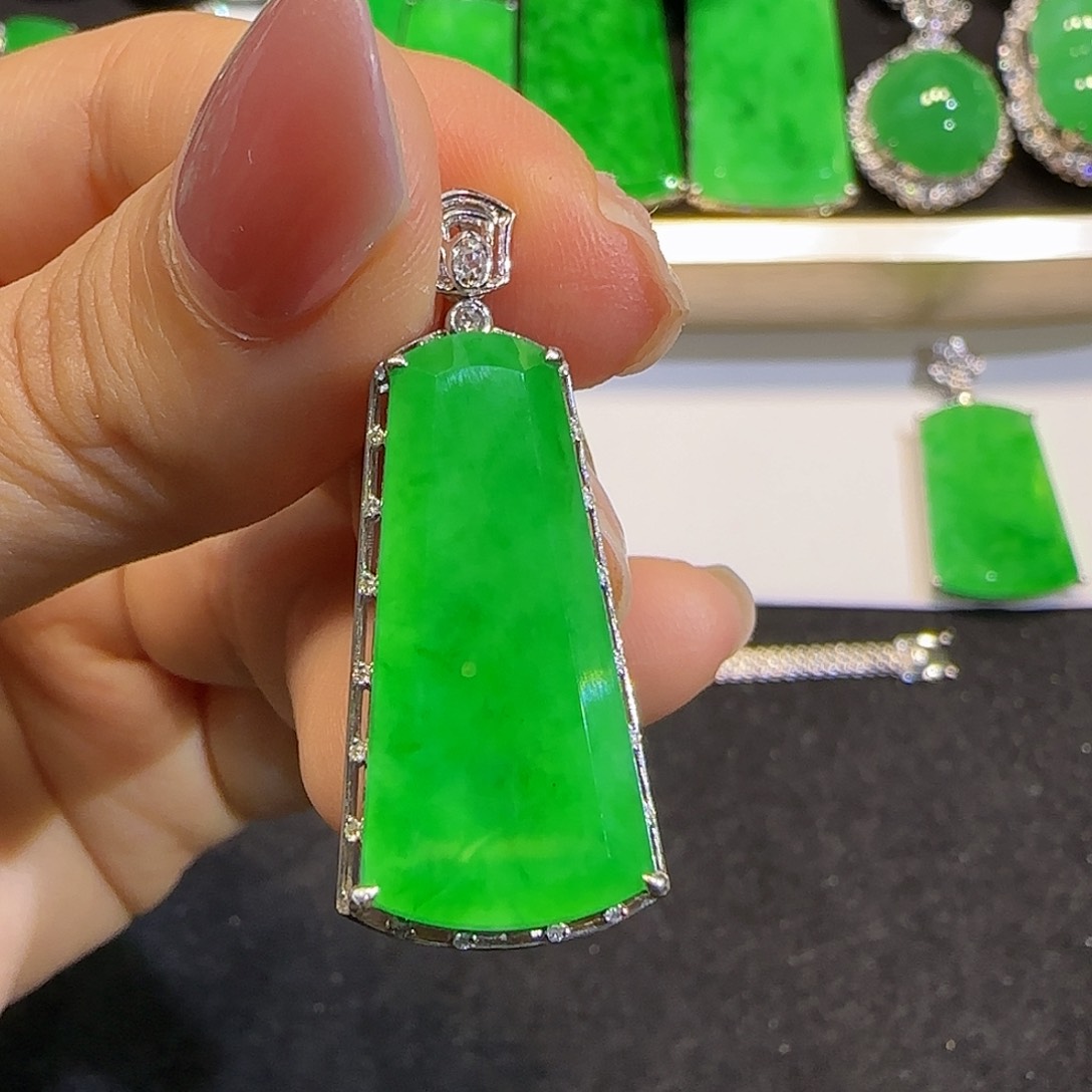 翡翠18K金镶嵌颈饰无事牌