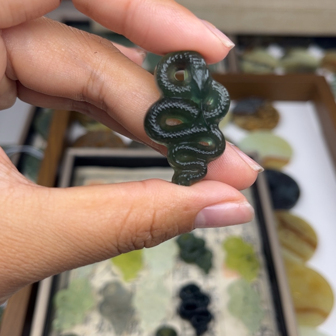 蛇纹石玉未镶嵌颈饰温*