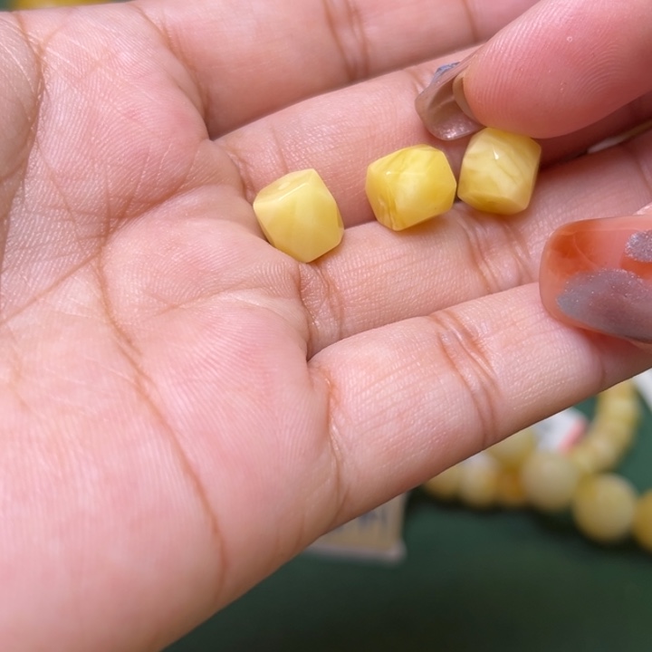 蜜蜡未镶嵌珠宝奇石多样性发其一