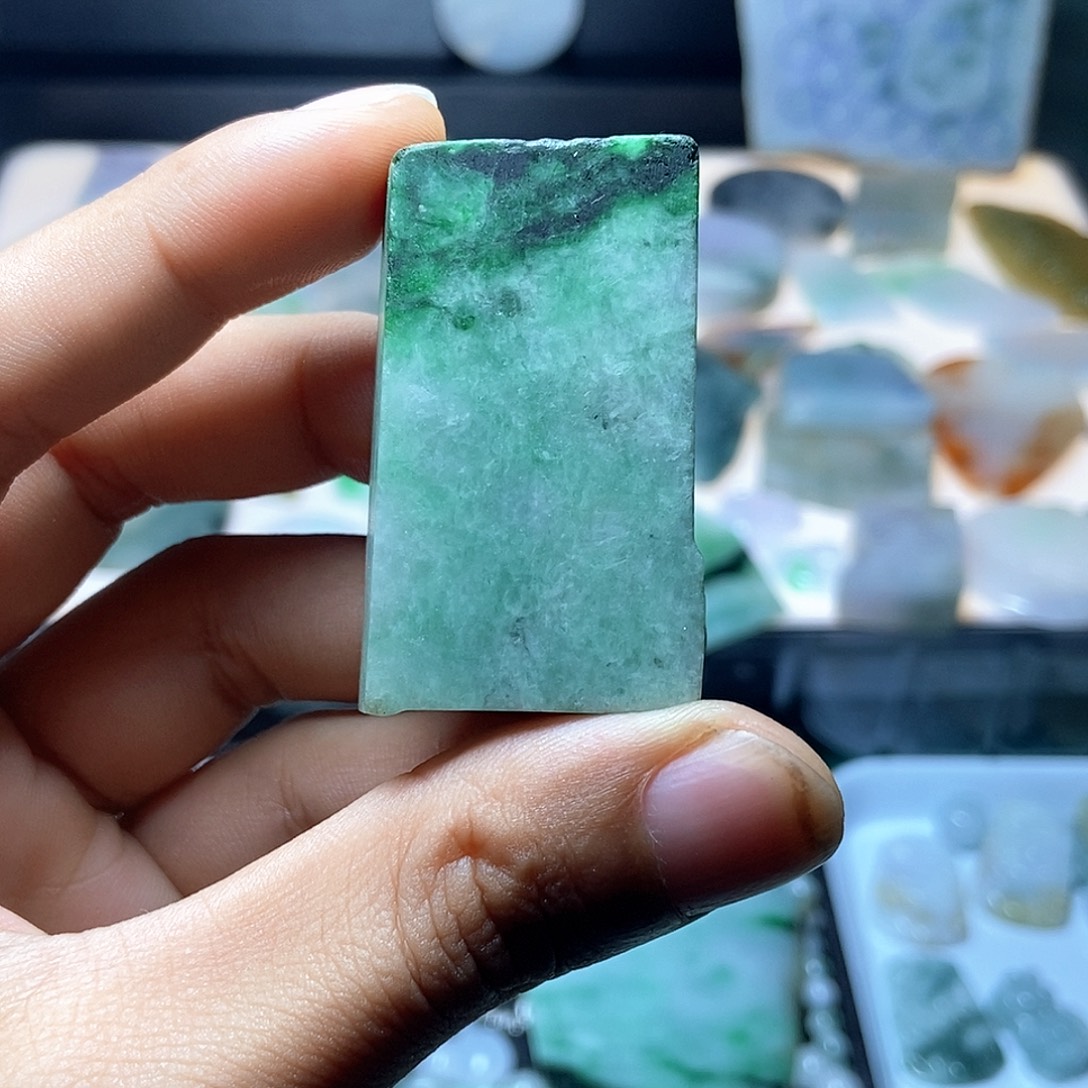 翡翠未镶嵌颈饰片料