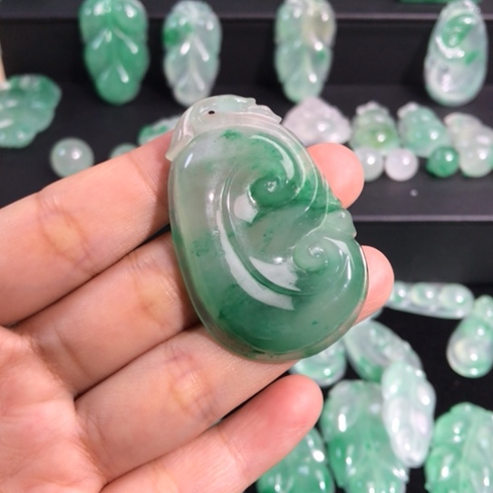 颈饰合金石英岩玉