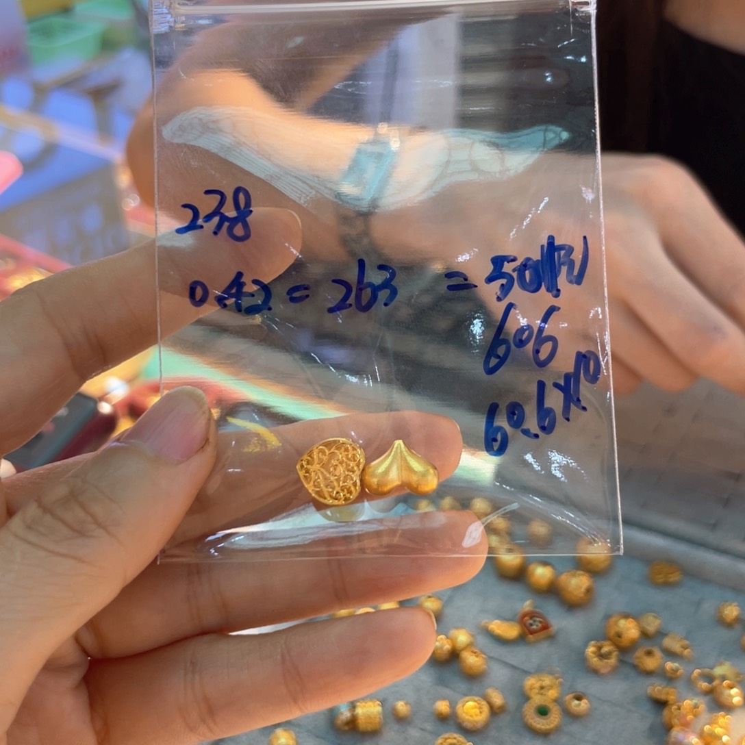 颈饰18K金镶嵌和田玉开*点