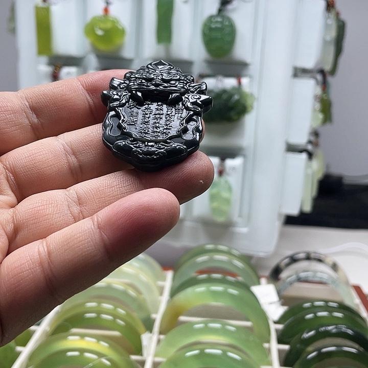 蛇纹石玉颈饰未镶嵌