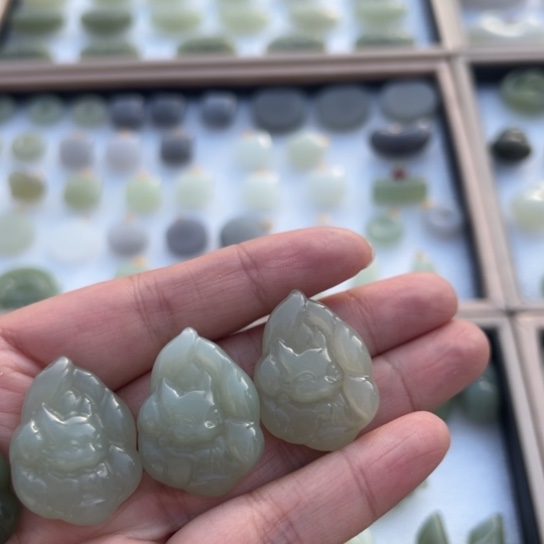 和田玉（糖玉）未镶嵌颈饰和田玉九尾狐 随机发一个