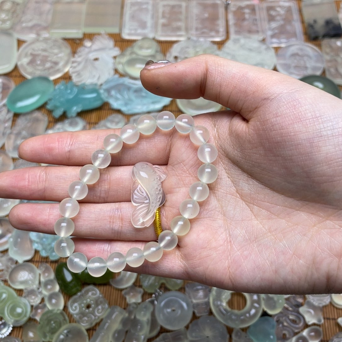 未镶嵌蛇纹石玉颈饰不**李