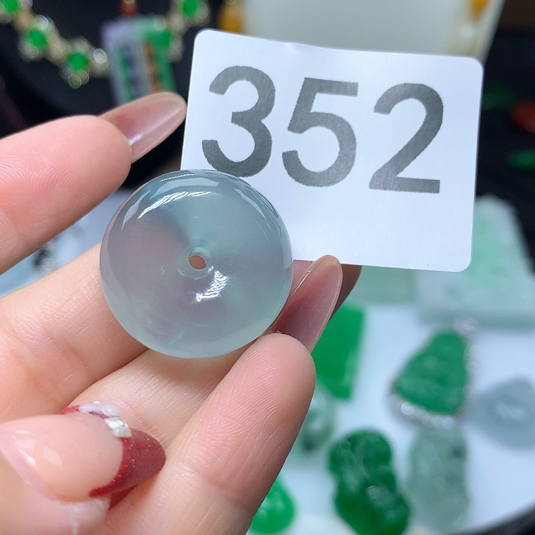 翡翠吊坠(赠链)未镶嵌