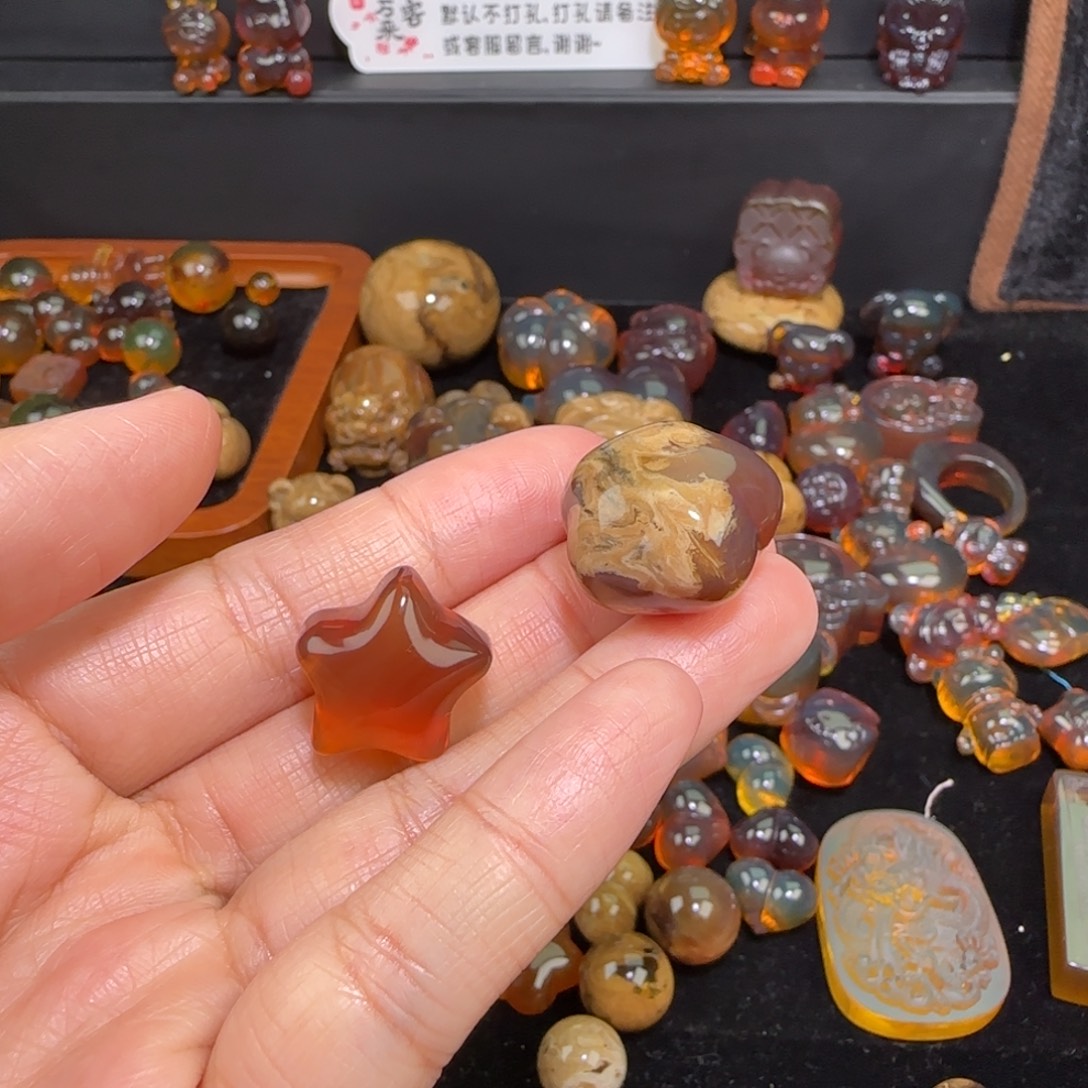 ****田琥珀未镶嵌颈饰琥珀