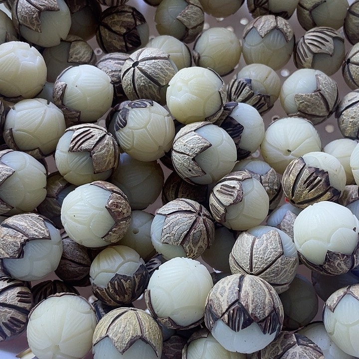 白玉菩提吊坠微瑕带皮莲花十颗