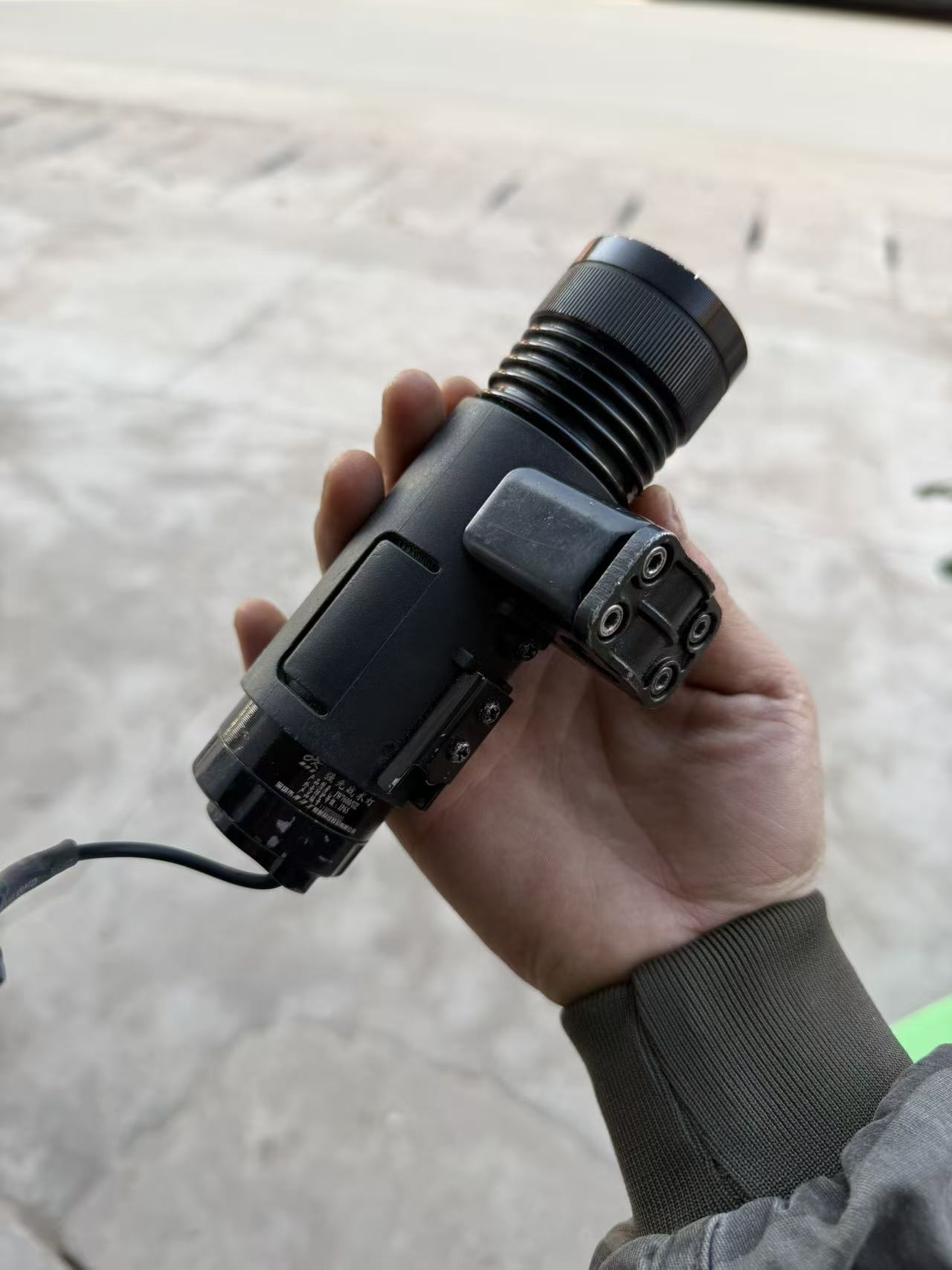 老物件 战术强光照明具