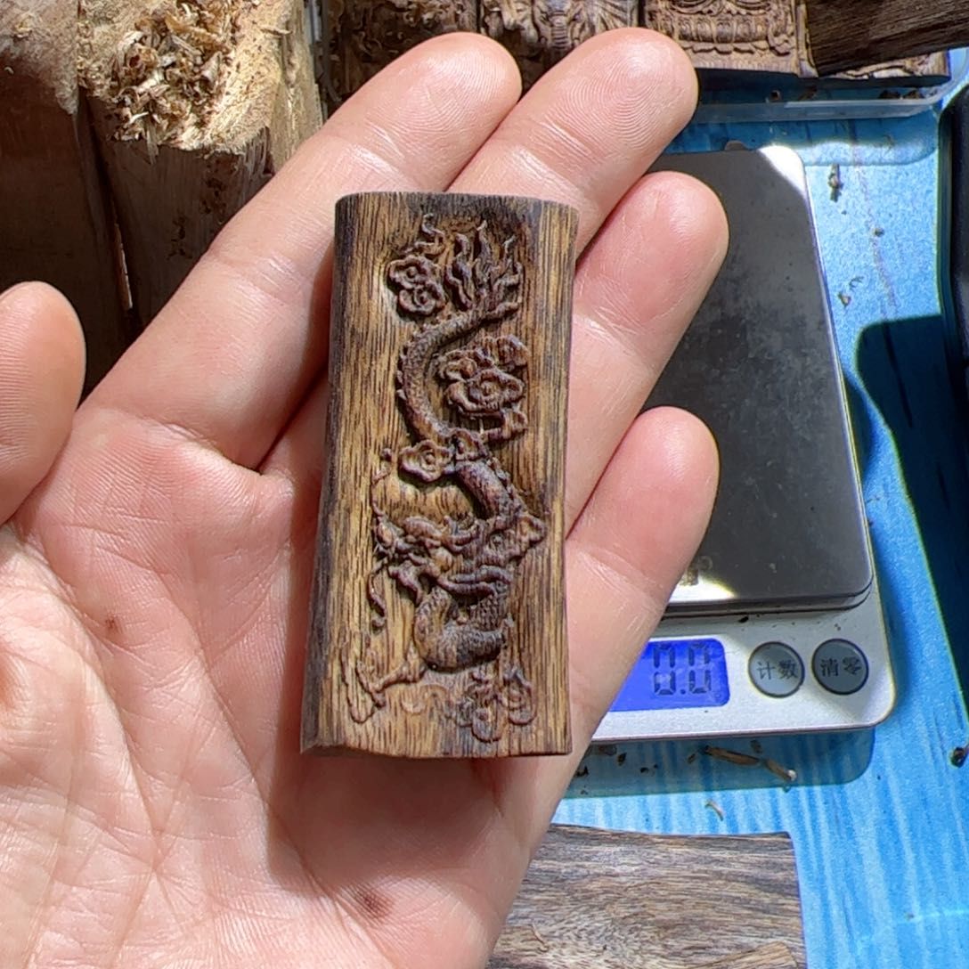 沉香吊坠黄棋龙牌9.4克