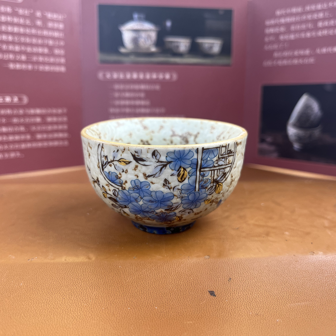 青花火石红窗花焦糖釉压手杯
