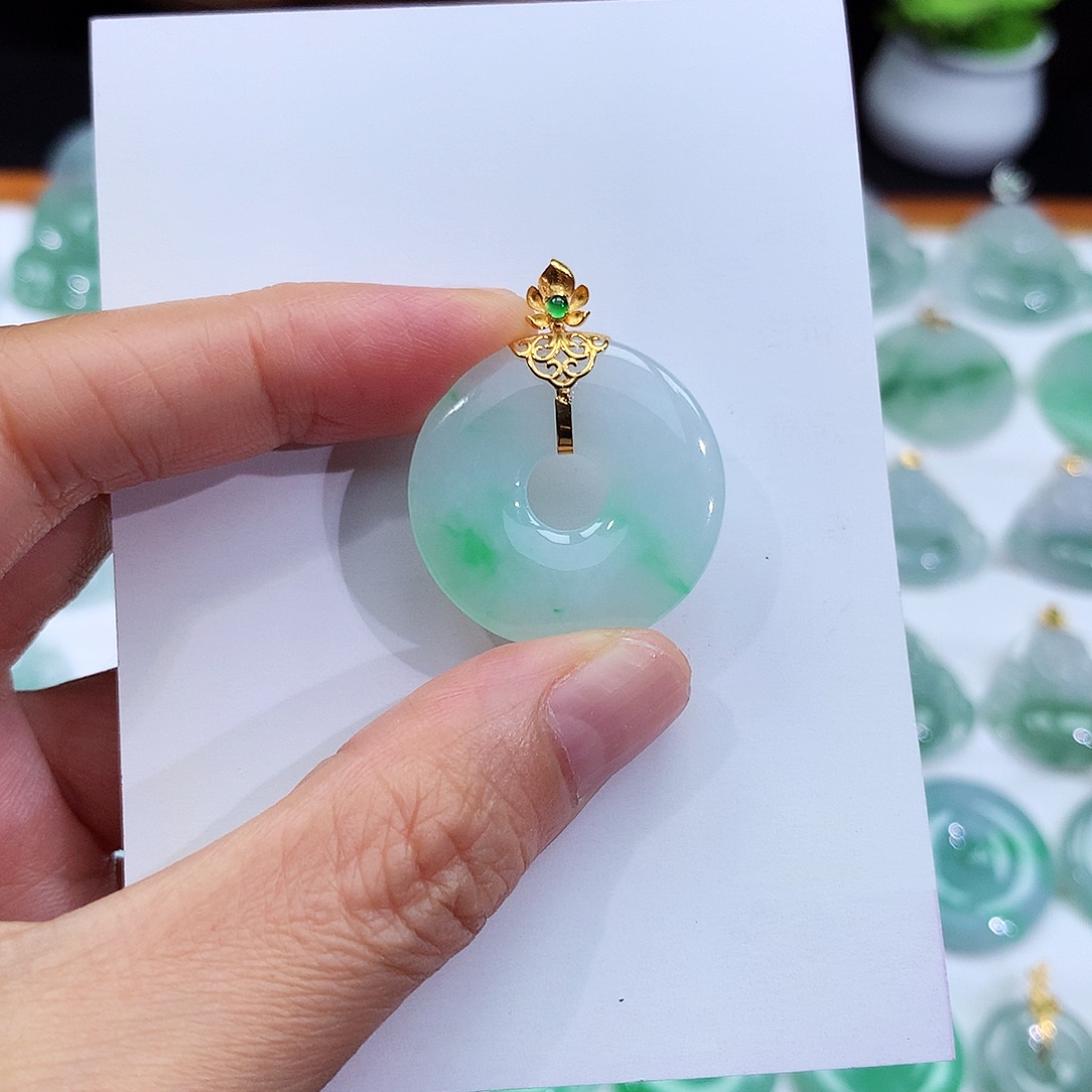 翡翠18K金镶嵌颈饰翡翠吊坠