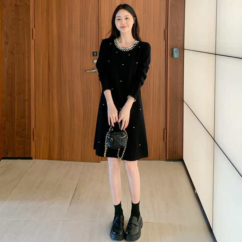 秋装长袖新款法式气质小黑裙高级感穿搭显瘦钉珠圆领连衣裙女6688