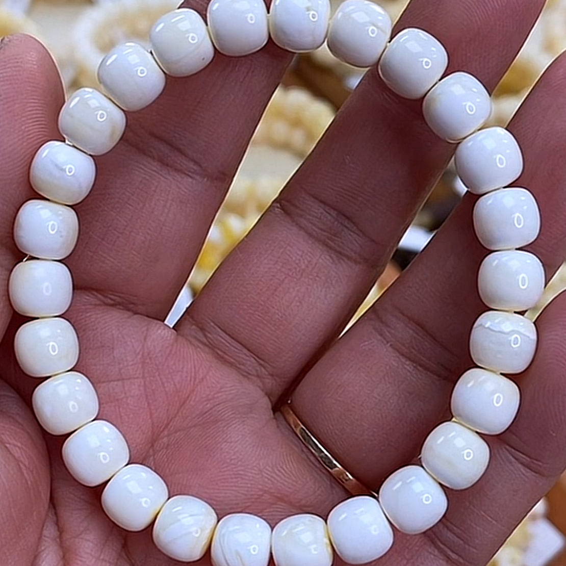 8mm 顶漆白老型蜜蜡手串7.8 克。