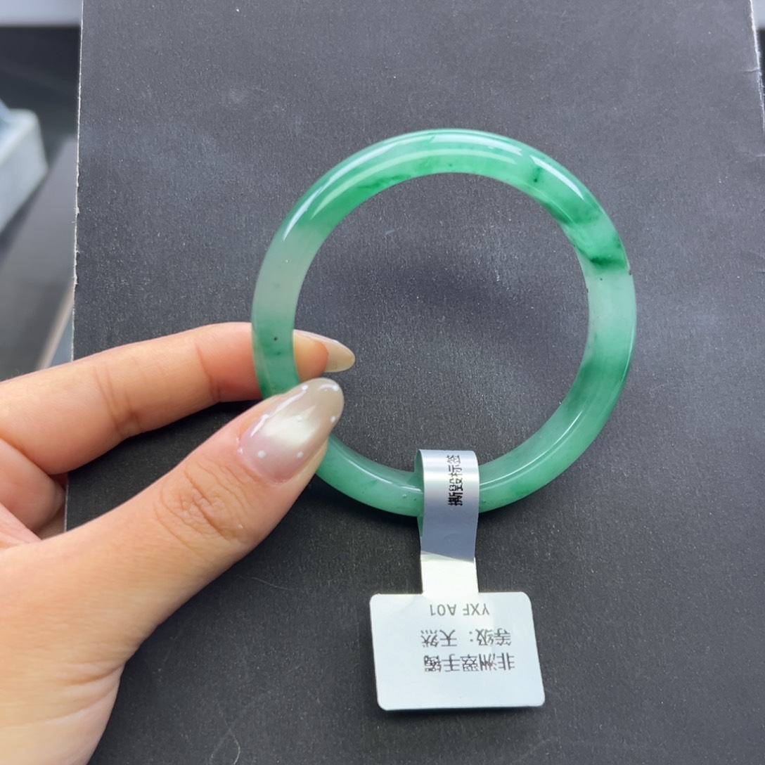 石英质玉未镶嵌手镯+周周56