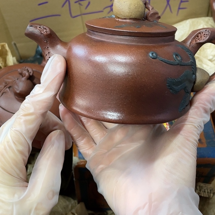 紫砂茶壶原矿泥料，手工制作的一把紫砂壶。