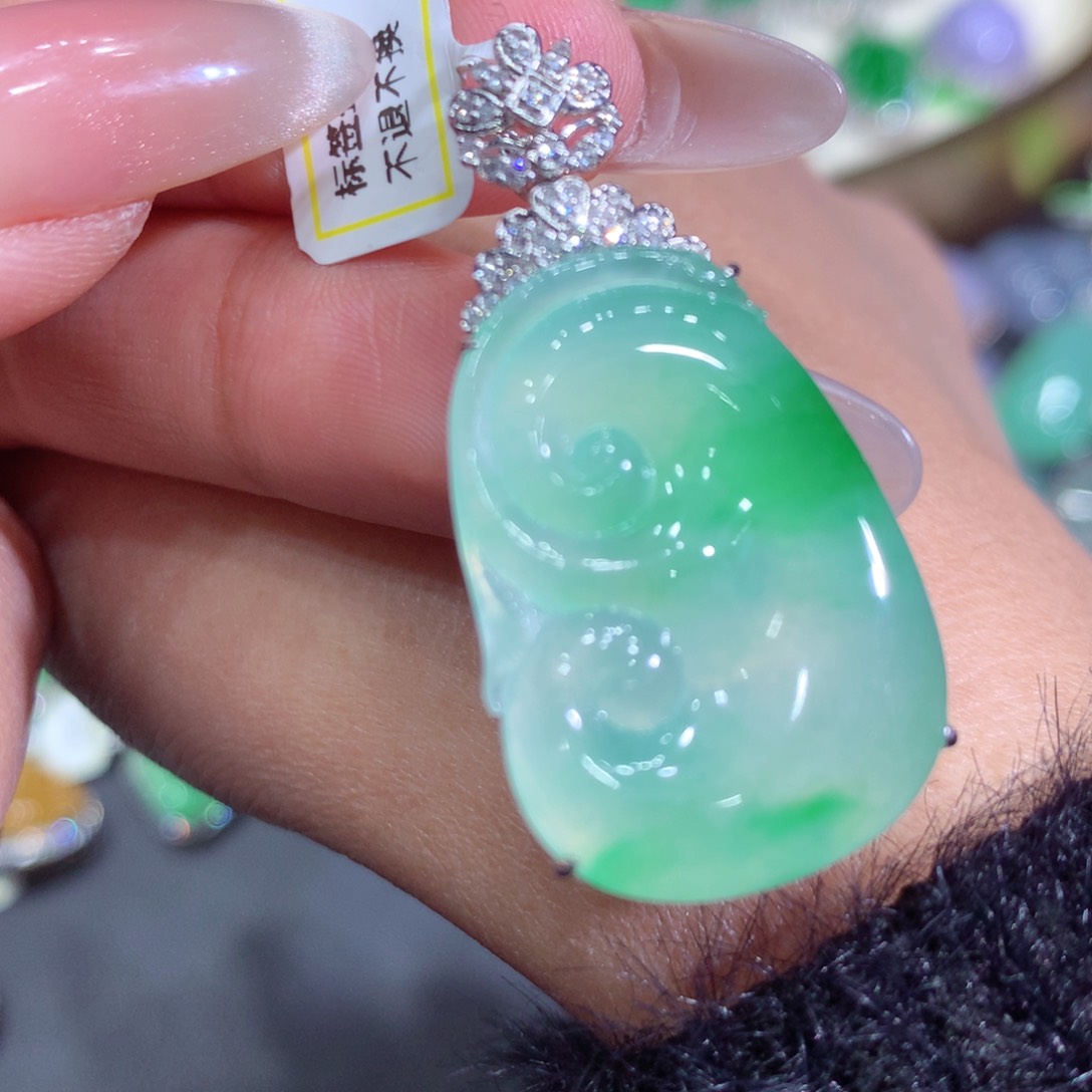 翡翠吊坠(不含链)18K金镶嵌