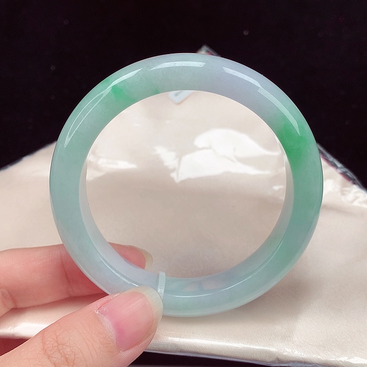 翡翠手镯未镶嵌翡翠