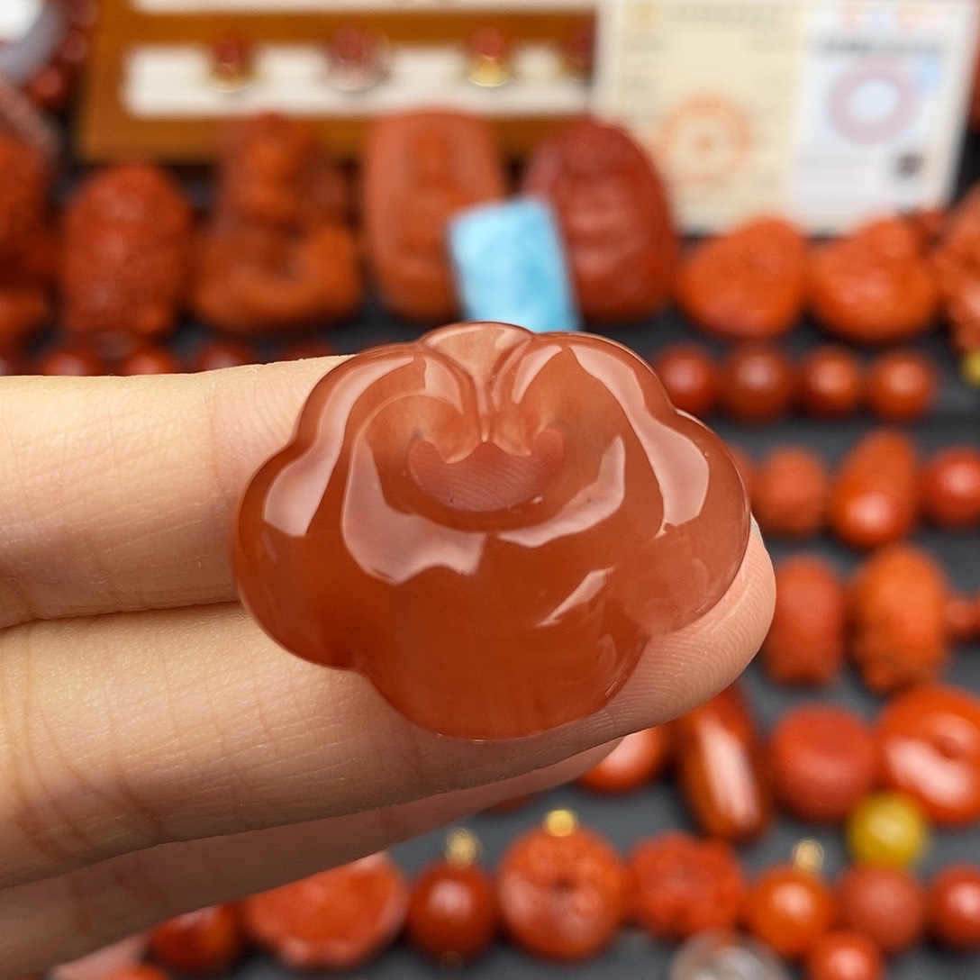 南红玛瑙四川凉山如意锁吊坠未镶嵌