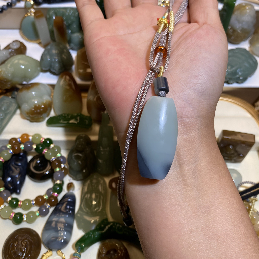 和田玉青花无事牌黑白分明挂件