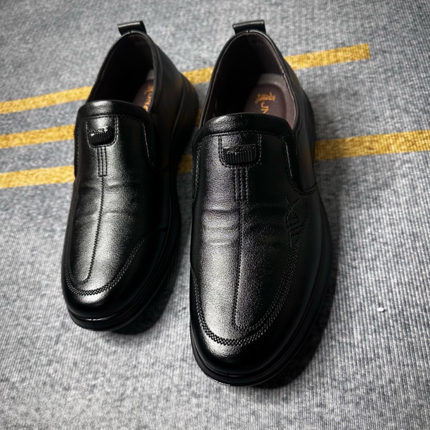 男鞋新款真皮休闲皮鞋软皮软底中年爸爸鞋商务百搭防滑轻便春秋款