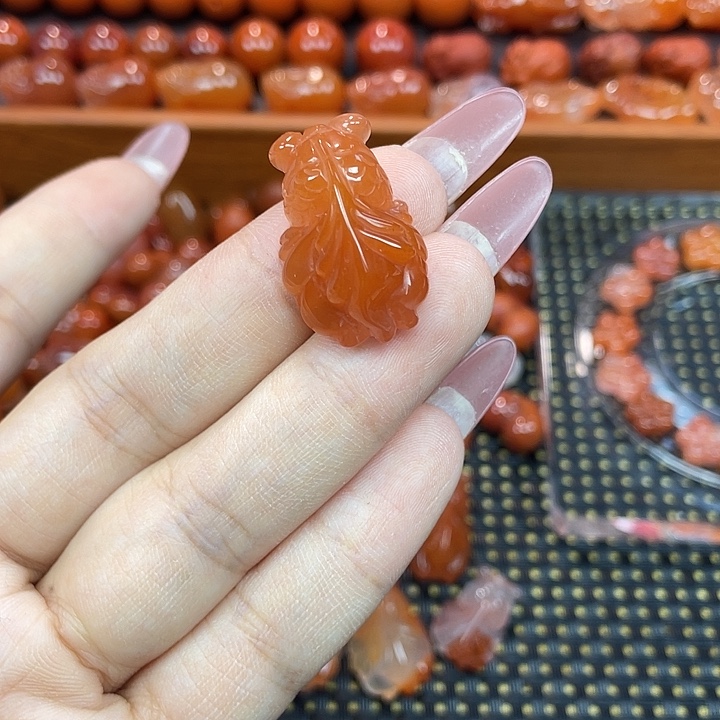 用***3玛瑙/玉髓未镶嵌颈饰金鱼