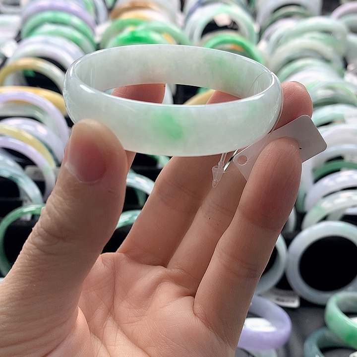 翡翠手镯未镶嵌翡翠