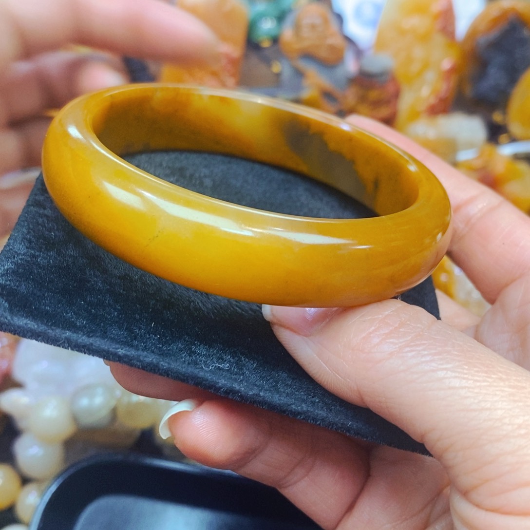 未镶嵌石英质玉（黄龙玉）颈饰