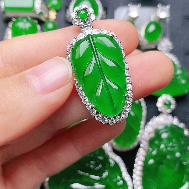 翡翠颈饰未镶嵌叶子