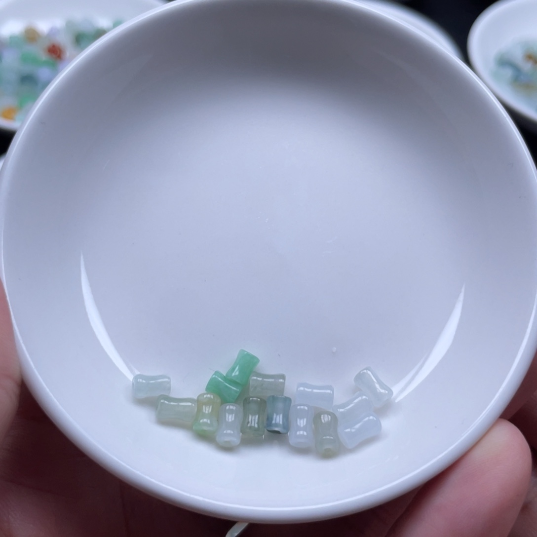 翡翠散珠翡翠小蛮腰15颗。 卡5+