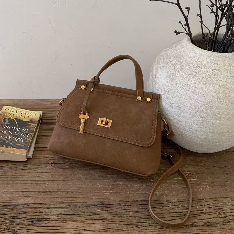 高级感磨砂小包包女式2025秋冬新款复古手拎邮差包上班通勤斜挎包