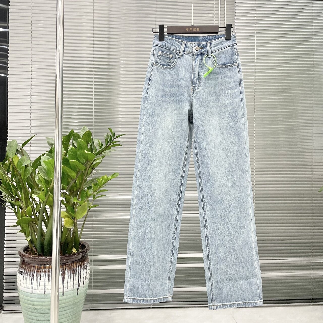 春款浅蓝色高腰时尚百搭树皮纹休闲显高显瘦窄版弹力直筒牛仔裤