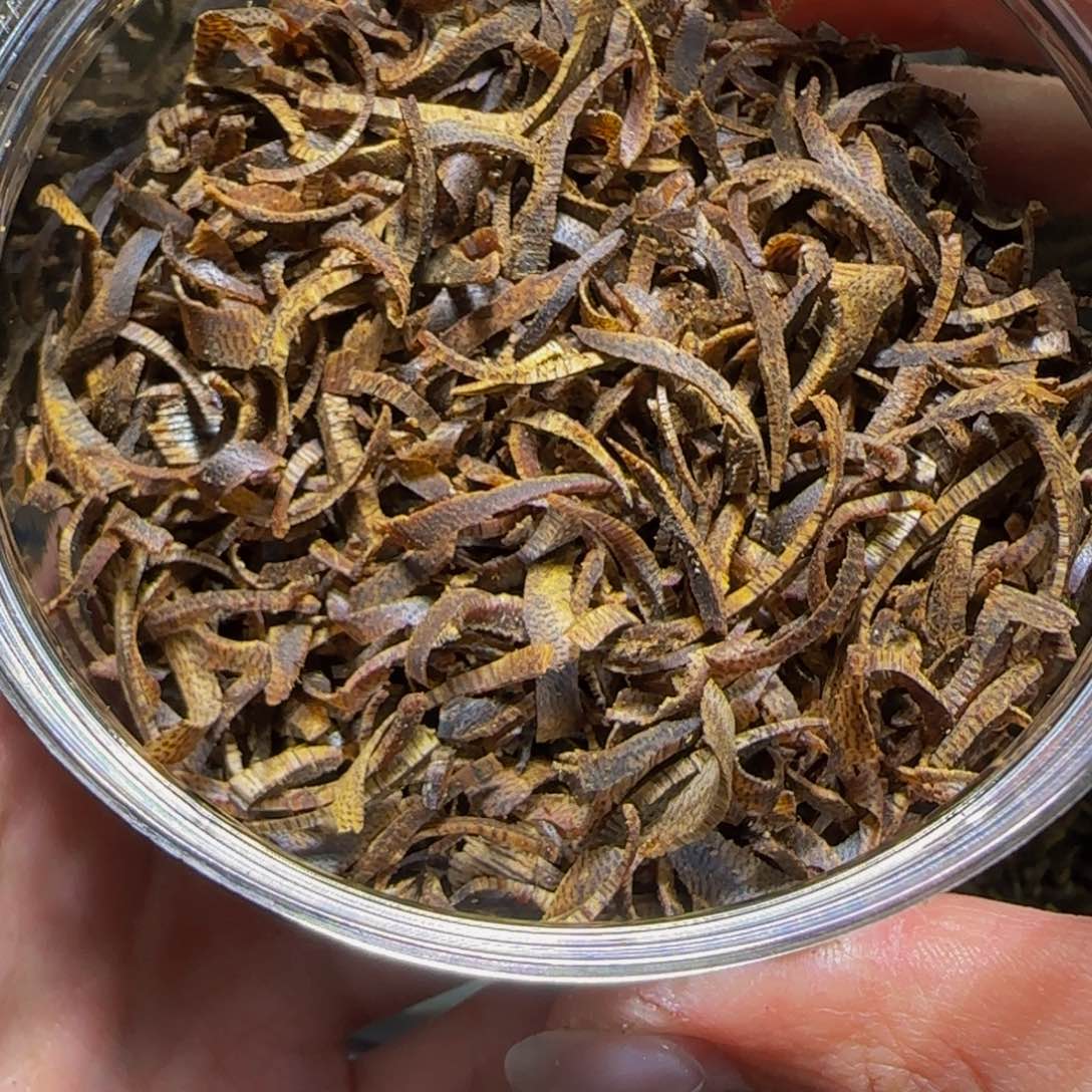 沉香手把件?****n沉香奇楠沉水白棋包头切丝50克