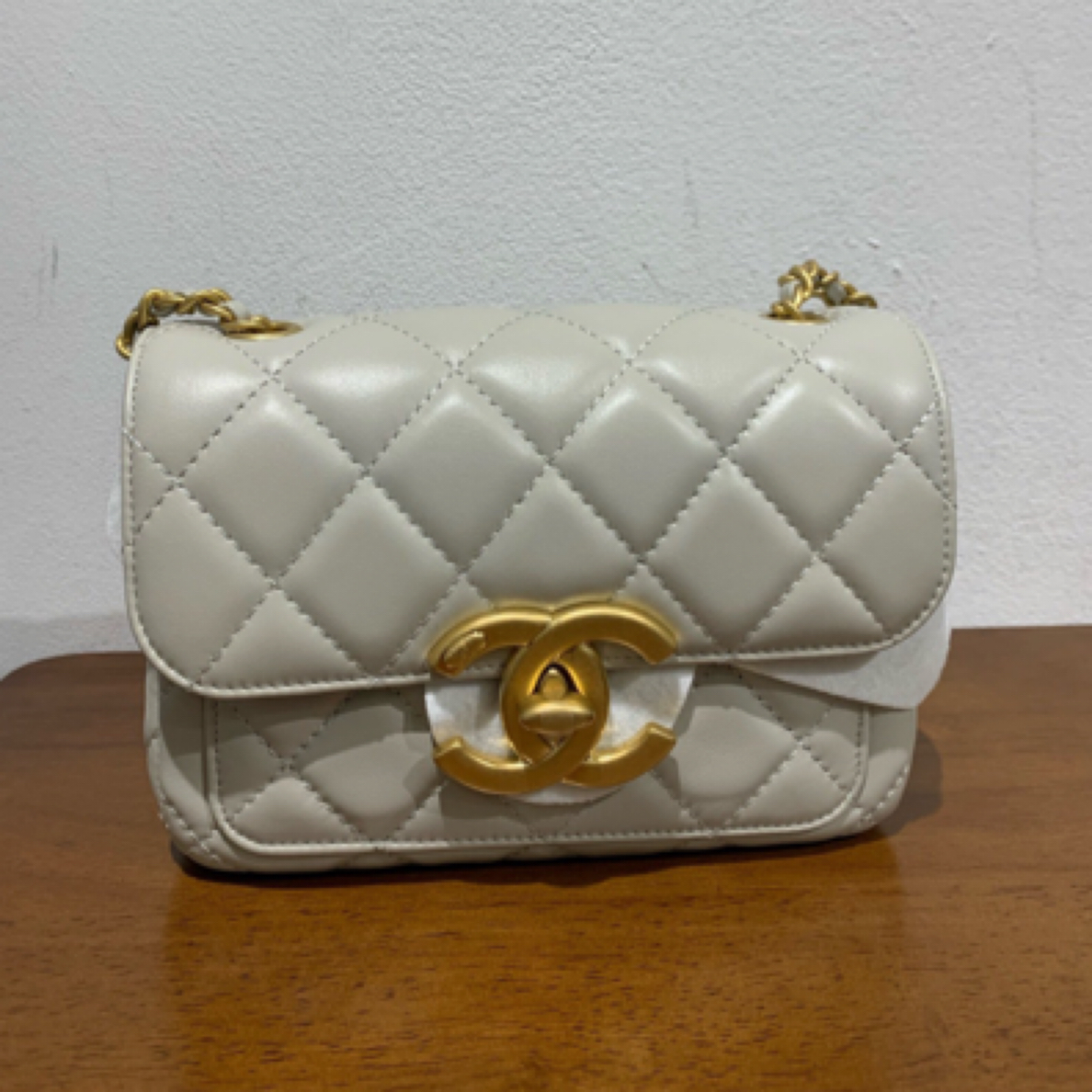 99新 Chanel/香奈儿 24B淡灰色金扣羊皮大logo口盖包