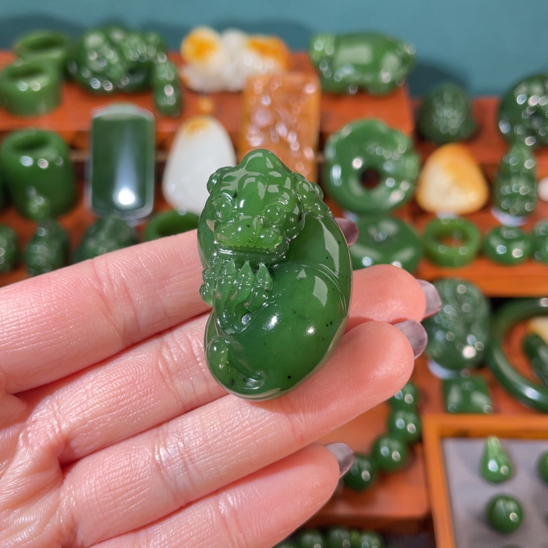 一***离和田玉未镶嵌颈饰