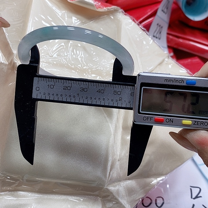 翡翠手镯未镶嵌222。 