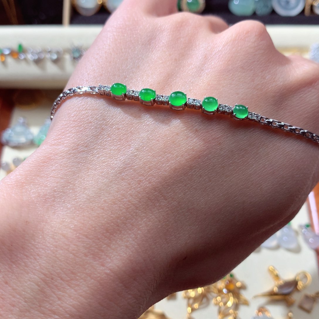 翡翠颈饰18K金镶嵌小***ﻬ翡翠