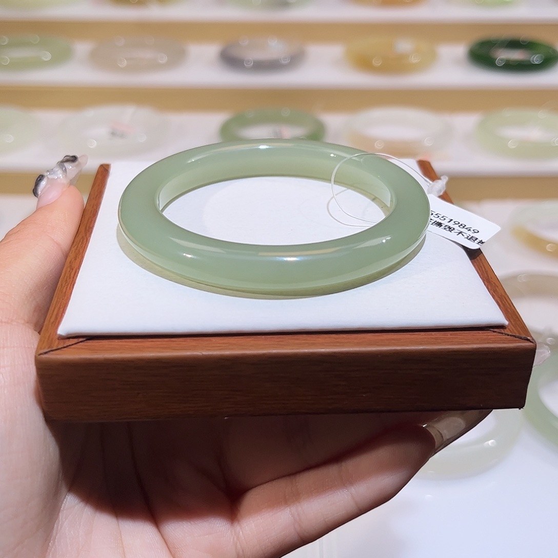 和田玉未镶嵌手镯高冰葡萄肉