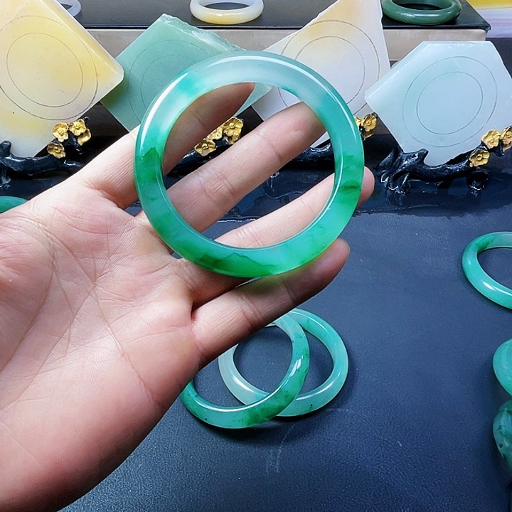 【闪购商品】石英质玉手镯未镶嵌谁